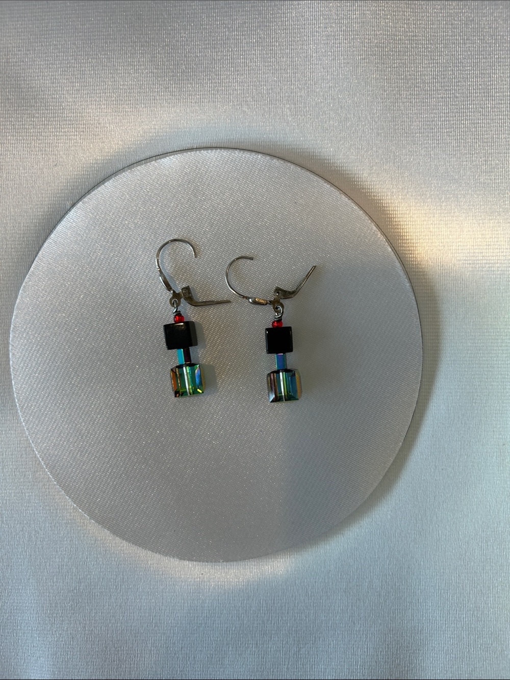 Coeur de Lion GeoCUBE Iconic Earrings, black, red and iridescent